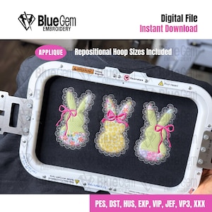 Op de afbeelding: Digitaal borduurpatroon met drie konijnontwerpen met roze strikken en bloempatronen. De konijnen zijn geappliqueerd op een zwarte achtergrond, vastgehouden in een witte borduurring. Tekst: "Blue Gem Embroidery" en "Instant Download".