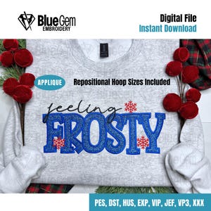 Peut inclure: Un sweat-shirt gris clair avec les mots "feeling FROSTY" brodés en fil pailleté bleu. Des flocons de neige rouges ornent le design. Les mots "APPLIQUE" et "Repositional Hoop Sizes Included" sont également visibles. L'image comprend également le texte "Digital File Instant Download".