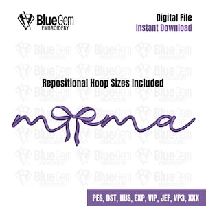 Può includere: File di ricamo digitale con la parola "mama" in una scrittura fluida, accentuata da un fiocco. Il design è viola e include il testo "Digital File Instant Download" e "Repositional Hoop Sizes Included".