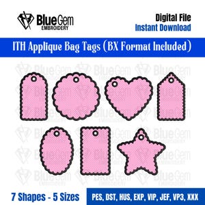 Peut inclure: Sept étiquettes de sac roses à bords festonnés de formes variées, notamment rectangle, cercle, cœur et étoile, chacune avec un petit trou en haut. Le texte indique BlueGem EMBROIDERY, ITH Applique Bag Tags (BX Format Included), 7 Shapes - 5 Sizes.