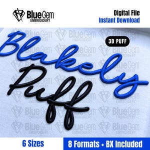 Op de afbeelding: Een digitaal borduurbestand met de naam Blakely in verhoogde blauwe 3D-puff-letters en het woord Puff in verhoogde zwarte 3D-puff-letters. Het ontwerp bevat de tekst BlueGem Embroidery, Digital File, Instant Download, 6 Sizes en 8 Formats + BX Included.