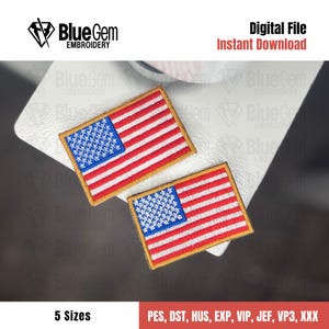 Può includere: Due toppe ricamate con la bandiera americana con contorno dorato. Le toppe sono su una superficie bianca. 5 dimensioni: PES, DST, HUS, EXP, VIP, JEF, VP3, XXX