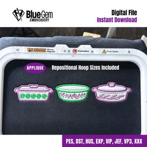 Może przedstawiać: Wzór haftu z trzema dekoracyjnymi aplikacjami naczyń do zapiekania. Naczynia są w odcieniach fioletu, zieleni i bieli, ze skomplikowanymi wzorami kwiatowymi i liściastymi. Zawiera tekst "Digital File Instant Download".