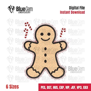 Puede incluir: Un diseño de bordado digital que muestra una figura de pan de jengibre color canela con un contorno marrón oscuro, tres botones negros y una cara sonriente. La figura está rodeada por tres bastones de caramelo a rayas rojas y blancas y un borde de encaje rojo.
