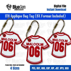 Puede incluir: Archivo digital para una etiqueta de bolsa de aplique ITH. El diseño presenta una camiseta blanca con detalles rojos, el nombre "MALCOLM" y el número "06". Incluye un cierre de metal. También está presente el texto "Blue Gem Embroidery".