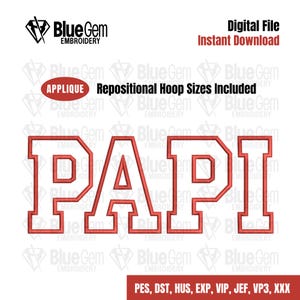 Może przedstawiać: Cyfrowy plik haftu z napisem "PAPI" pogrubioną, czerwoną czcionką w stylu uniwersyteckim. Obraz zawiera logo "Blue Gem EMBROIDERY" i tekst wskazujący, że jest to wzór aplikacji z możliwością zmiany rozmiaru tamborka.