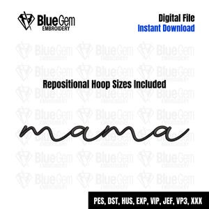 Puede incluir: Diseño de bordado en blanco y negro de la palabra "mama" en una fuente cursiva. Se incluyen tamaños de aro reposicionables. El diseño está disponible en los formatos PES, DST, HUS, EXP, VIP, JEF, VP3 y XXX.