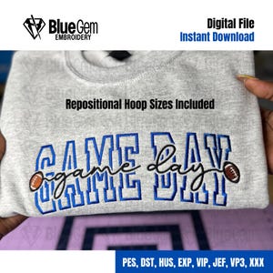 Könnte beinhalten: Ein graues Sweatshirt mit dem gestickten Schriftzug "GAME DAY" in Blau und Schwarz, mit Football-Motiven. Das Sweatshirt trägt auch den Text "Repositional Hoop Sizes Included". Das Bild enthält auch den Text "Digital File Instant Download".