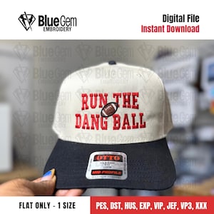 Puede incluir: Gorra de béisbol con corona blanca y visera negra. La gorra presenta el texto "RUN THE DANG BALL" en rojo, con un gráfico de fútbol americano. La gorra tiene una etiqueta "OTTO".