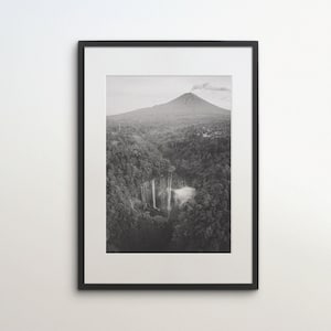 Peut inclure: Photographie en noir et blanc d'une cascade descendant le flanc d'une montagne, encadrée d'un cadre noir.