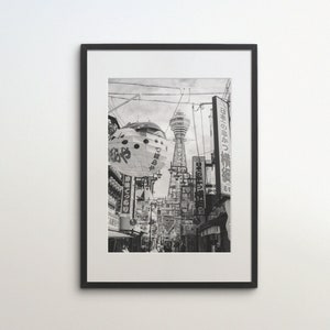 Puede incluir: Una fotografía en blanco y negro de una calle en Japón con una torre alta en el fondo. La calle está llena de tiendas y restaurantes, y hay muchos carteles y pancartas colgando de los edificios. Una gran linterna redonda blanca con puntos negros cuelga en primer plano.