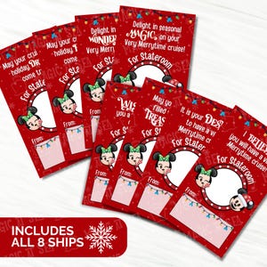 Pode incluir: Cartões vermelhos com tema de feriado com ilustrações da Minnie Mouse e texto festivo. Cada cartão apresenta um espaço circular para uma foto e as palavras "For Stateroom" e "From:" na parte inferior. Os cartões são decorados com luzes de Natal.