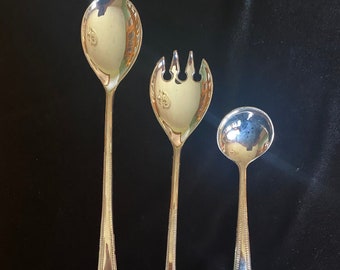 Juego de ensalada repujado, juego de 3 piezas, cuchara y tenedor de ensalada con cuchara para aderezo, E. P. Zn. Hecho en Inglaterra, baño de plata, c. 1950.