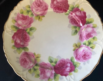 Plato antiguo de la colección Royal Rudolstadt, Beyer & Bock, con un anillo de rosas pintado a mano sobre porcelana crema con detalles dorados, Prusia, década de 1910.