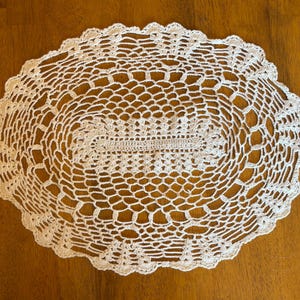 Centrino ovale in pizzo a rete all'uncinetto vintage anni '50 - 18" x 15" in cotone bianco; bordi a conchiglia/a ventaglio; copritavolo in pizzo fatto a mano