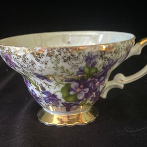 Japanische Teetasse, „Frühlingsveilchen“, handbemalt, violette Veilchen, grüne Blätter, schwerer Goldüberzug, besetztes Japan, ca. 1940er Jahre