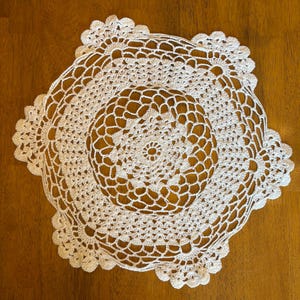 Centrino rotondo in pizzo a rete all'uncinetto vintage anni '50 - 17" in cotone bianco con bordo a conchiglia; pizzo fatto a mano; copritavolo; Cottage Core
