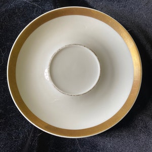 Demitasse-Teetasse-Untertasse, weißes Porzellan mit breitem Goldband
