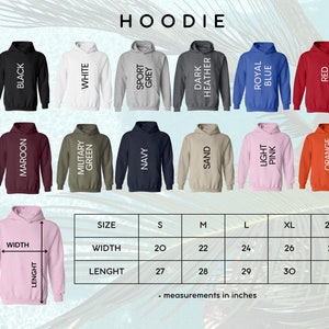 Puede incluir: Una tabla de tallas para sudaderas con capucha en varios colores, incluyendo negro, blanco, granate, verde militar, azul marino, arena, rosa claro, rojo y naranja. La tabla muestra las medidas de ancho y largo en pulgadas para las tallas S, M, L, XL y 2XL.