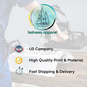 Puede incluir: Una camiseta blanca con el texto "US Company" y "Give Up" impreso en ella. La camiseta se est&aacute; presionando con una prensa de calor. La imagen tambi&eacute;n incluye un logotipo para "bahama apparel" y un sello que dice "USA Made in America".