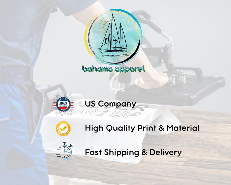 Puede incluir: Una camiseta blanca con el texto "US Company" y "Give Up" impreso en ella. La camiseta se est&aacute; presionando con una prensa de calor. La imagen tambi&eacute;n incluye un logotipo para "bahama apparel" y un sello que dice "USA Made in America".