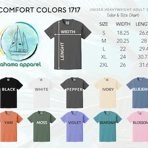 Puede incluir: Una tabla de tallas y colores para camisetas unisex Comfort Colors 1717 con el logotipo de un velero de Bahama Apparel. La tabla muestra las medidas de ancho y largo en pulgadas para las tallas S a 2XL, junto con diez muestras de colores.