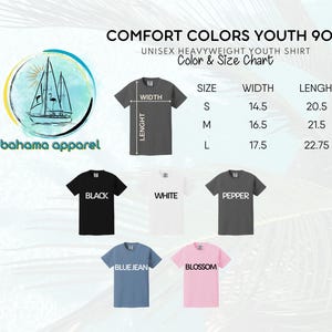Puede incluir: Una tabla de colores y tallas para la camiseta unisex de peso pesado Comfort Colors Youth 9018. Muestra un logotipo de velero, un diagrama con medidas de ancho y largo en pulgadas, y cinco colores: negro, blanco, pepper, blue jean y blossom.