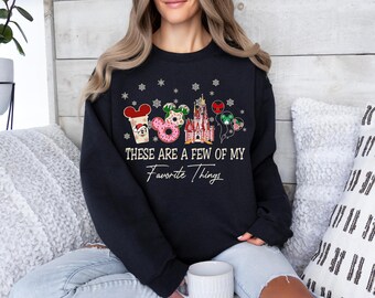 Estas son algunas de mis cosas favoritas: sudadera navideña de Disney, sudadera con castillo navideño, camiseta con castillo de Disney, sudadera con bocadillos de Disney