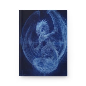 Könnte beinhalten: Ein Hardcover-Notizbuch mit einer detaillierten blau-weißen Illustration eines Drachen. Der Drache ist mit komplizierten Linien und Schattierungen dargestellt, vor einem dunkelblauen Hintergrund. Das Notizbuch hat ein sauberes, minimalistisches Design.