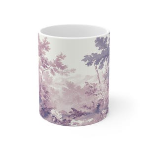 Könnte beinhalten: Weiße Keramiktasse mit einem Landschaftsdesign in Lila- und Lavendeltönen. Das Design zeigt Bäume, Blätter und sanfte Hügel und schafft eine ruhige Ästhetik. Die Tasse hat eine zylindrische Standardform.