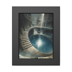 Könnte beinhalten: Ein gerahmter Kunstdruck, der einen kreisförmigen Pool in einer Steinstruktur zeigt. Das Kunstwerk zeigt eine Wendeltreppe, Bögen und eine helle Lichtquelle in der Mitte des Pools, was einen dramatischen Effekt erzeugt. Der Rahmen ist schwarz.