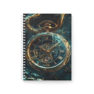 Könnte beinhalten: Spiralgebundenes Notizbuch mit einer detaillierten Illustration einer goldenen Taschenuhr. Die Uhr hat römische Ziffern, komplizierte Zahnräder und einen lila Edelstein. Der Hintergrund ist eine strukturierte, dunkelblaue Farbe.