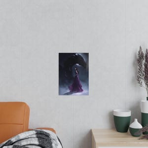 Könnte beinhalten: Ein Fantasy-Kunstdruck mit einer Frau in einem lila Kleid vor einem großen, dunklen Drachen. Das Kunstwerk ist vor einem nebligen, atmosphärischen Hintergrund platziert und erzeugt eine dramatische und ätherische Szene.