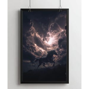 Könnte beinhalten: Gerahmter Kunstdruck mit einer dunklen Silhouette eines Pferdes, das über eine Landschaft galoppiert. Der Hintergrund ist ein dramatischer Himmel mit wirbelnden Wolken und einer hellen Lichtquelle, die eine stimmungsvolle Szene erzeugt.