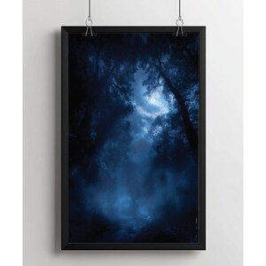 Könnte beinhalten: Gerahmter Kunstdruck, der eine dunkle, stimmungsvolle Waldszene zeigt. Das Bild wird von tiefen Blau- und Schwarztönen dominiert, mit hellem, ätherischem Licht, das durch die Bäume scheint. Der Druck ist in einem schwarzen Rahmen, aufgehängt mit Metallclips.