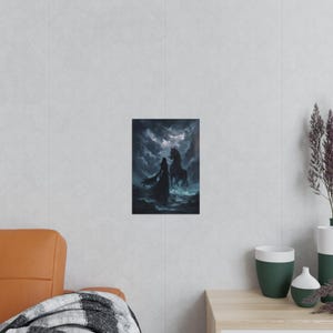 Könnte beinhalten: Ein gerahmter Kunstdruck, der eine Frau und ein Pferd in einer stürmischen Meereslandschaft zeigt. Das Kunstwerk weist eine dunkle Farbpalette mit Blau-, Grau- und Schwarztönen auf. Die Frau steht im Wasser und blickt unter einem dramatischen Himmel auf das Pferd.
