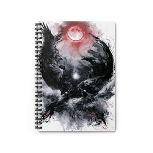 Könnte beinhalten: Ein spiralgebundenes Notizbuch mit einer dunklen, künstlerischen Illustration mehrerer schwarzer Raben, die ein zentrales Licht umgeben, vor einem Hintergrund aus wirbelndem grauem Rauch und einem markanten, kreisförmigen roten Mond oben.