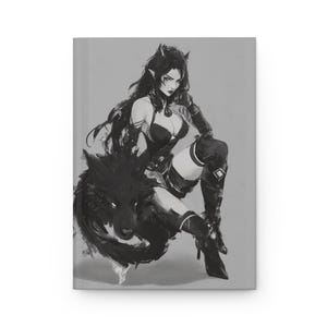 Könnte beinhalten: Hardcover-Notizbuch mit einer Schwarz-Weiß-Illustration eines Fantasy-Charakters und eines Wolfes. Der Charakter trägt ein dunkles Outfit und Stiefel. Der Wolf ist schwarz und scheint zu sitzen.