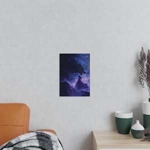 Könnte beinhalten: Ein gerahmter Kunstdruck mit einer Fantasy-Szene. Das Kunstwerk zeigt eine Figur in einem fließenden Kleid vor einer großen, dunklen, wolfsähnlichen Kreatur. Die Farbpalette wird von Lila- und Blautönen dominiert, wodurch eine dramatische und ätherische Atmosphäre entsteht.