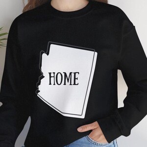 Sudadera Arizona is my Home - Cuello redondo unisex, diseño de mapa del estado - Regalo para los arizonenses, ropa con orgullo local, suéter del suroeste, mapa de Arizona
