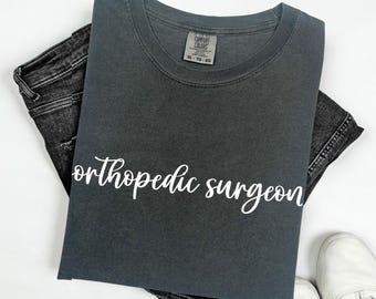 Camiseta de cirujano ortopédico Comfort Colors® - Camiseta unisex teñida para médicos, regalos para cirujanos ortopédicos, regalo para médicos