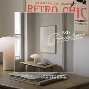 Puede incluir: Una l&aacute;mpara de mesa blanca con una pantalla en forma de hongo se encuentra sobre una mesa de madera junto a una l&aacute;mpara de mesa m&aacute;s peque&ntilde;a. La mesa est&aacute; en una habitaci&oacute;n con una ventana y una impresi&oacute;n enmarcada en la pared. El texto en la impresi&oacute;n dice "PSD Preview".