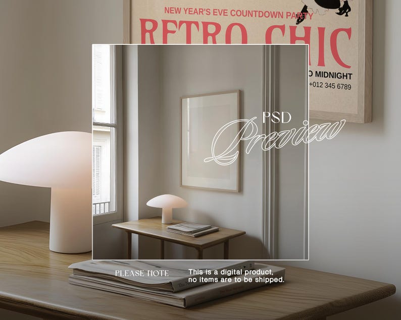Puede incluir: Una l&aacute;mpara de mesa blanca con una pantalla en forma de hongo se encuentra sobre una mesa de madera junto a una l&aacute;mpara de mesa m&aacute;s peque&ntilde;a. La mesa est&aacute; en una habitaci&oacute;n con una ventana y una impresi&oacute;n enmarcada en la pared. El texto en la impresi&oacute;n dice "PSD Preview".