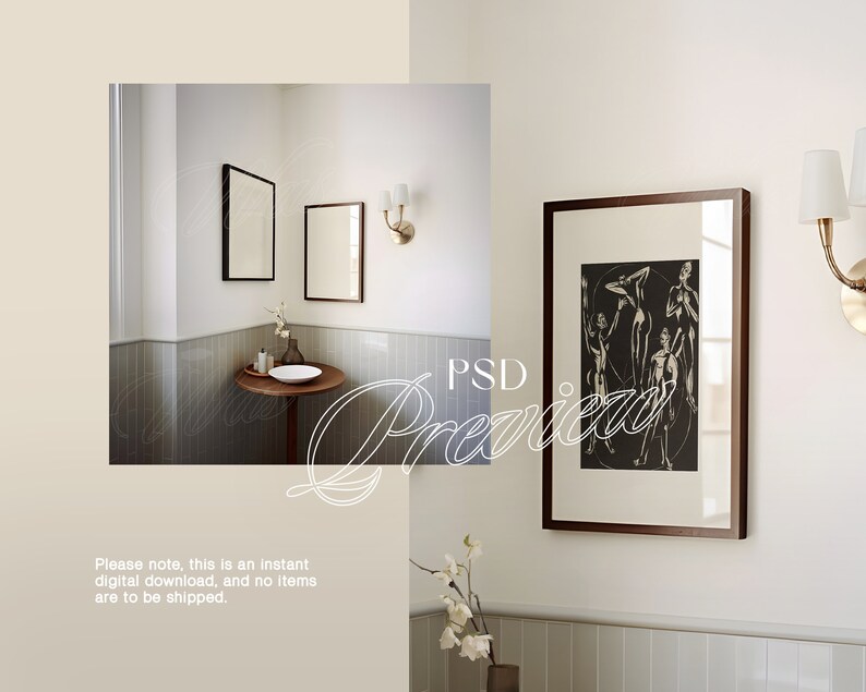 Op de afbeelding: Een badkamerinterieur met witte muren en grijze betegelde vloeren. Twee ingelijste spiegels hangen aan de muur, een boven een wastafel en de andere in de hoek. Een ingelijste zwart-witprint van een figuurtekening hangt aan de muur boven een klein tafeltje met een witte keramische wastafel. Een kleine plant staat in een bruine pot op de tafel. Een gouden wandlamp met een witte kap bevindt zich aan de muur rechts van de spiegels.
