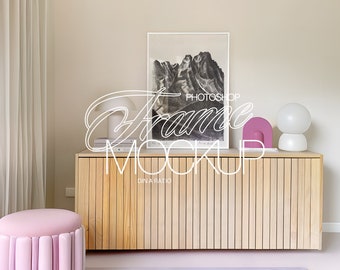 Maqueta de marco DIN A para Photoshop, escena interior / Plantilla PSD de marco A2 retro para exhibición de arte e impresiones / Maqueta de arte de pared, escena pastel