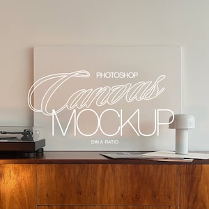 DIN A Canvas Mockup para Photoshop | Modelo de maquete PSD para exibição de arte e impressões | Maquete de tela de arte luxuosa em cena retrô