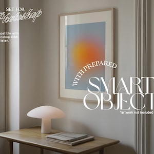 Puede incluir: Una l&aacute;mpara blanca con una pantalla en forma de hongo se encuentra sobre una mesa de madera frente a una impresi&oacute;n enmarcada con un fondo degradado. La impresi&oacute;n tiene el texto "WITH PREPARED SMART OBJECT" debajo de la imagen. El texto "*artwork not included" est&aacute; debajo del texto.