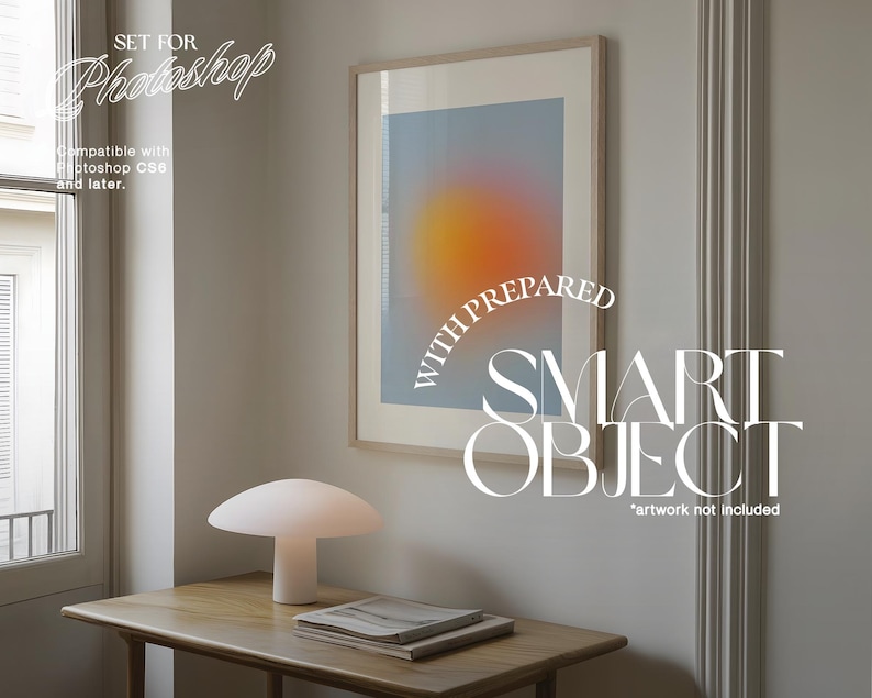 Puede incluir: Una l&aacute;mpara blanca con una pantalla en forma de hongo se encuentra sobre una mesa de madera frente a una impresi&oacute;n enmarcada con un fondo degradado. La impresi&oacute;n tiene el texto "WITH PREPARED SMART OBJECT" debajo de la imagen. El texto "*artwork not included" est&aacute; debajo del texto.