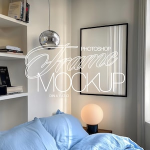 DIN Ein Schwarzer Bilderrahmen Mockup in Gemütlicher Schlafzimmer Szene für Photoshop | Poster Mockup für Artwork Display | Vertikaler Rahmen PSD Mockup