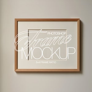 Könnte beinhalten: Ein Holzrahmen mit einem weißen Passepartout und einem weißen Hintergrund. Der Rahmen befindet sich an einer hellbeigen Wand. Der Text "Photoshop Frame Mockup 5x4 Frame Ratio" ist auf das Passepartout gedruckt.